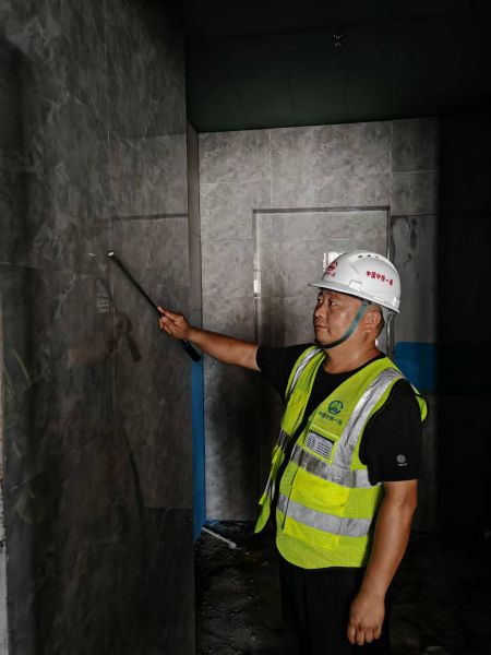 工作中的牛建峰 工作中的牛建峰