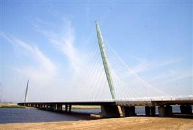 榮獲魯班獎的“彩針型”雙塔三面斜拉團泊新...